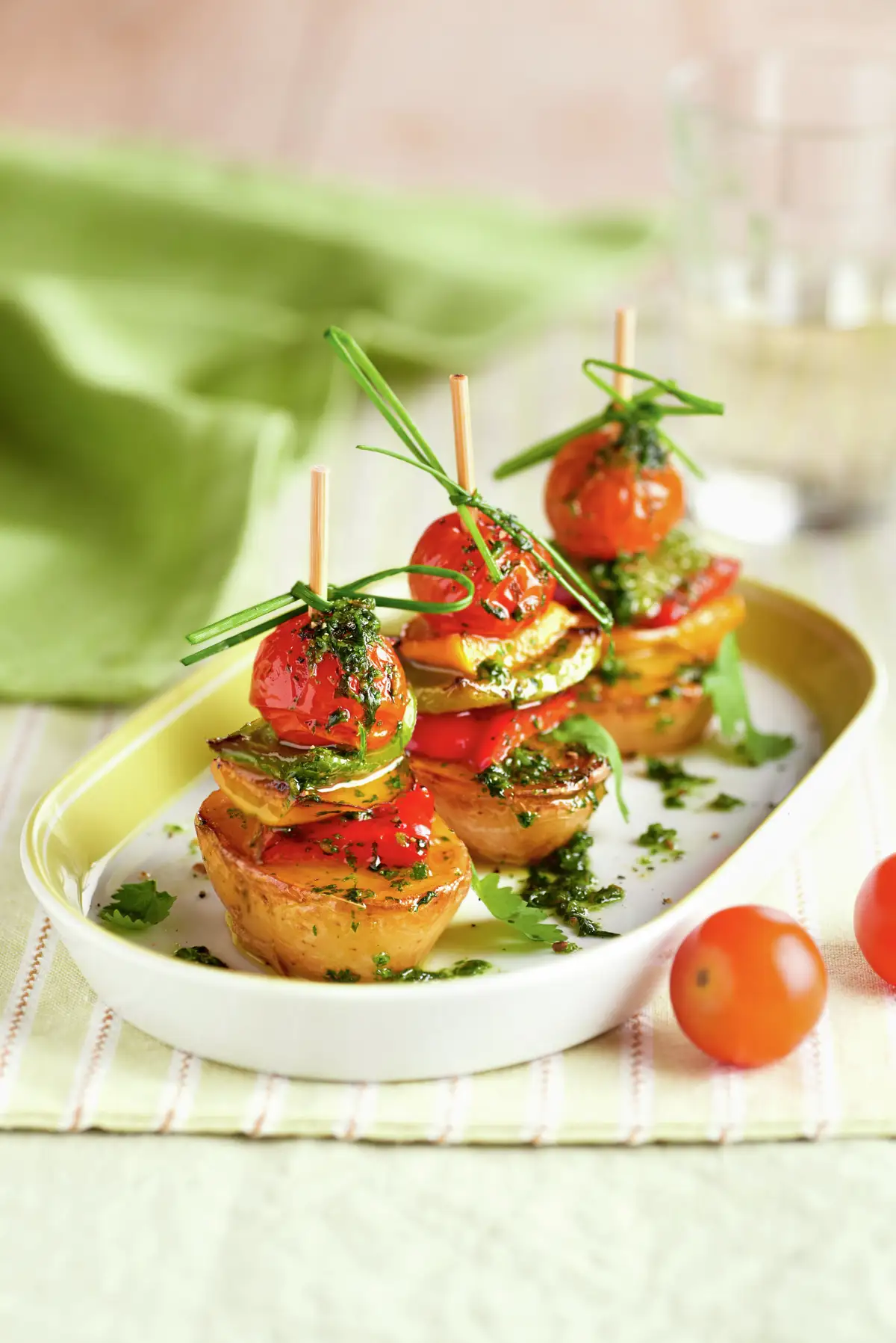 pinchos_de_patata_y_pimiento_con_mojo_verde_de_cilantro