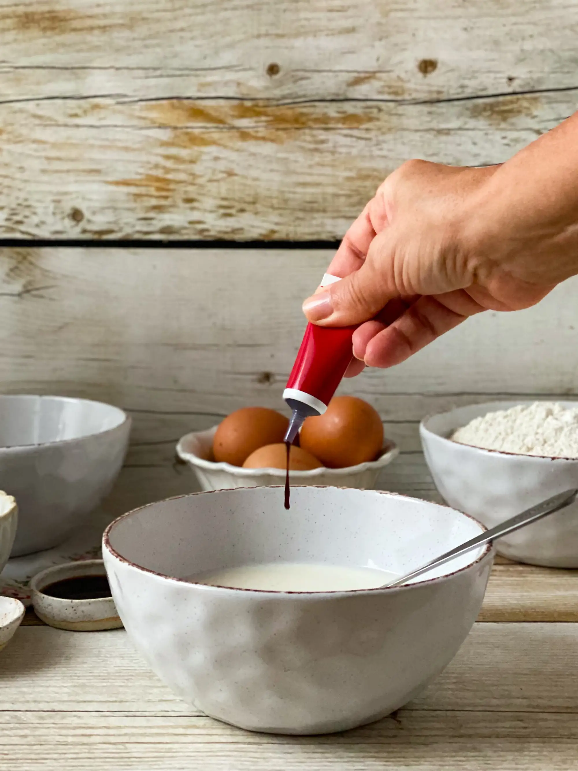 1. Prepara el buttermilk y ponle el colorante