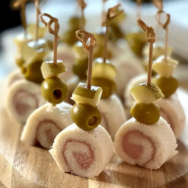 Canapé caracol de paté, con pan de molde, aperitivo fácil para Nochebuena o Navidad ¡con solo 3 ingredientes!