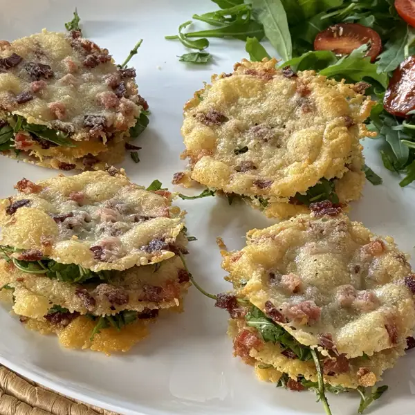 Canapés crujientes de parmesano y jamón ibérico con tapenade, perfectos para Nochebuena, Navidad y Fin de Año