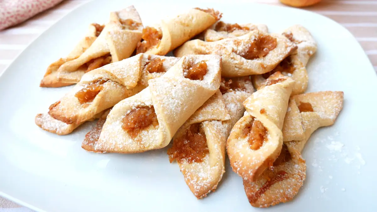 Dulces con hojaldre y manzana en minutos