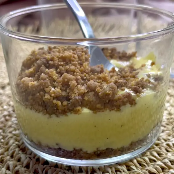 Crème brûlée con crumble casero, un clásico francés con un toque moderno que te hará brillar en Navidad