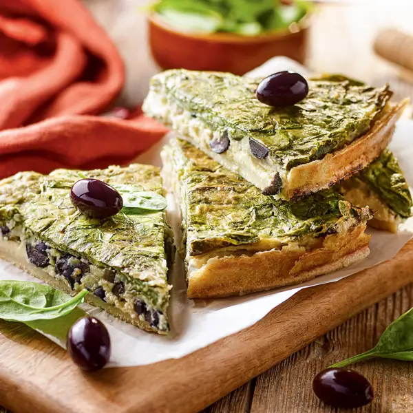 Fainá de harina de garbanzo con espinacas y aceitunas