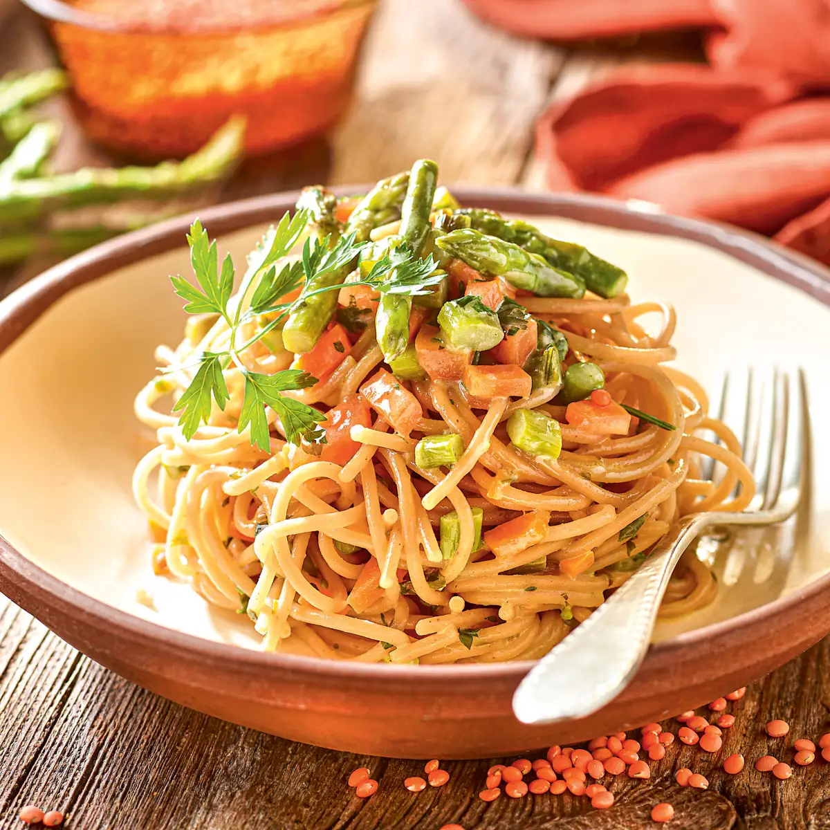 Tagliatelle de lentejas rojas con crema de coco y espárragos