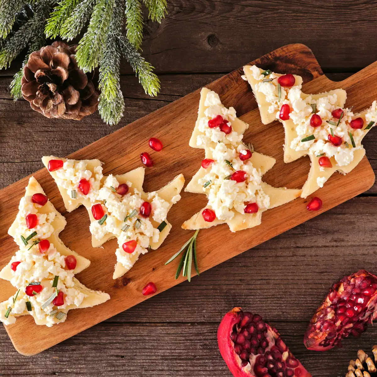 arbolitos de pan de molde con queso y granada iStock 1283206802