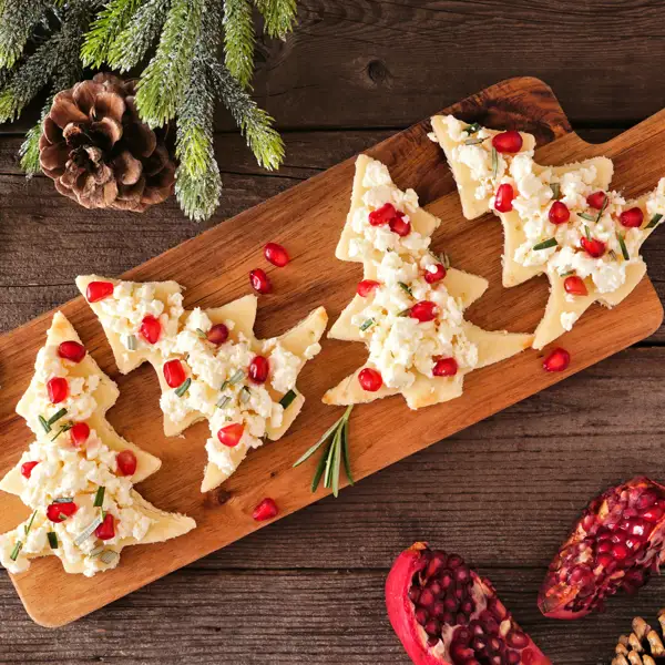 Canapé navideño fácil y sabroso: arbolitos de pan de molde con queso y granada