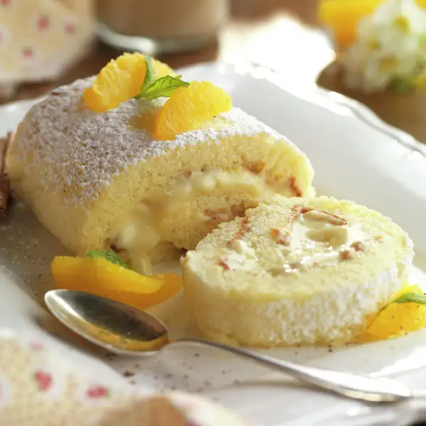 Brazo de gitano relleno de crema, el bizcocho fácil y enrollado de los domingos que nunca falla (ideal para comidas navideñas)