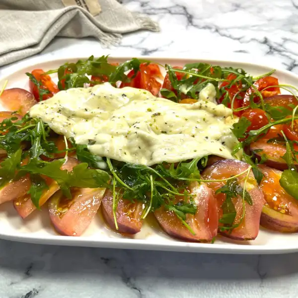 Sinfonía de tomates con mozzarella fundida. Perfecta para cualquier momento, desde una cena informal hasta Navidad