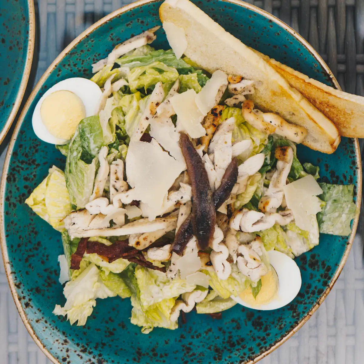Ensalada sueca de pollo y anchoas iStock 1461332891