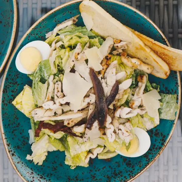 Ensalada sueca de pollo y anchoas iStock 1461332891