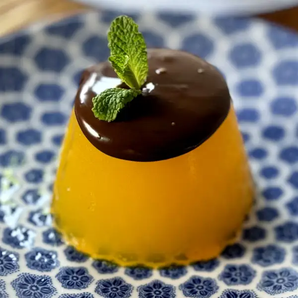 Flan de naranja con salsa de chocolate, postre fácil y sin horno