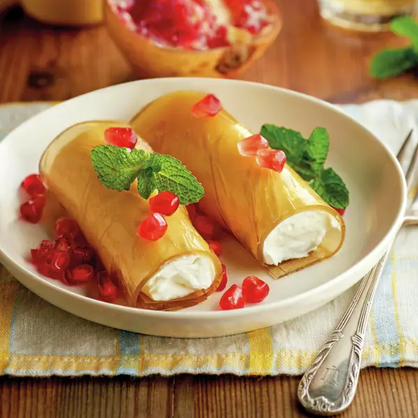 Canelones de gelatina de miel rellenos de requesón, un postre de chef para Nochevieja