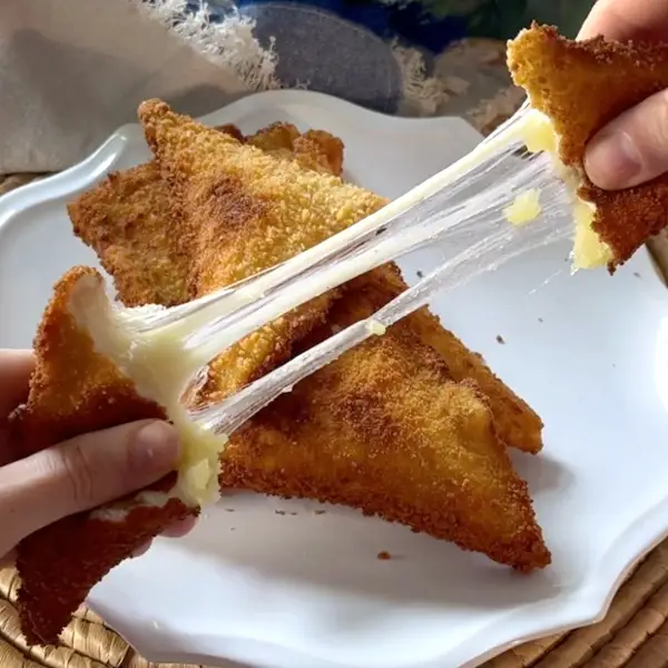 Ni pizza, ni sándwich. Estos bocaditos crujientes de pan de molde y queso fundido son lo más para una cena informal (muy fáciles)