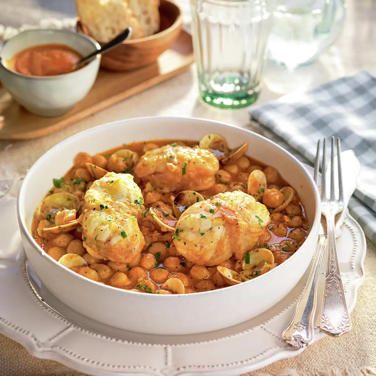 Puchero de garbanzos con rape y chirlas 