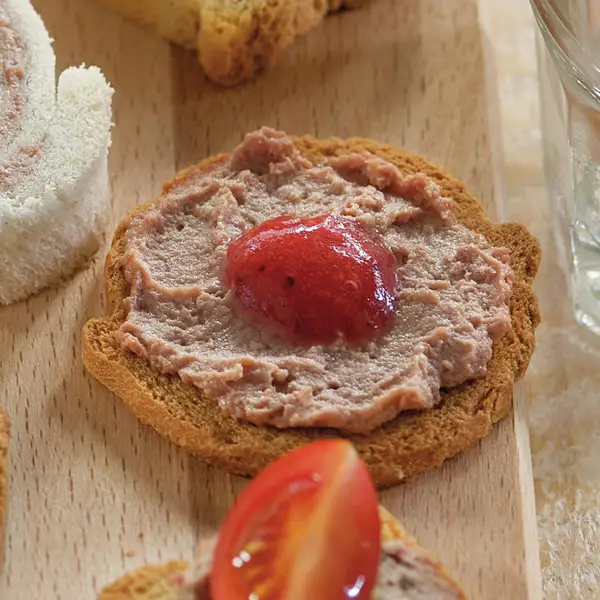 Canapés de paté con mermelada casera de frutos rojos, un aperitivo sofisticado ¡en menos de 10 minutos!