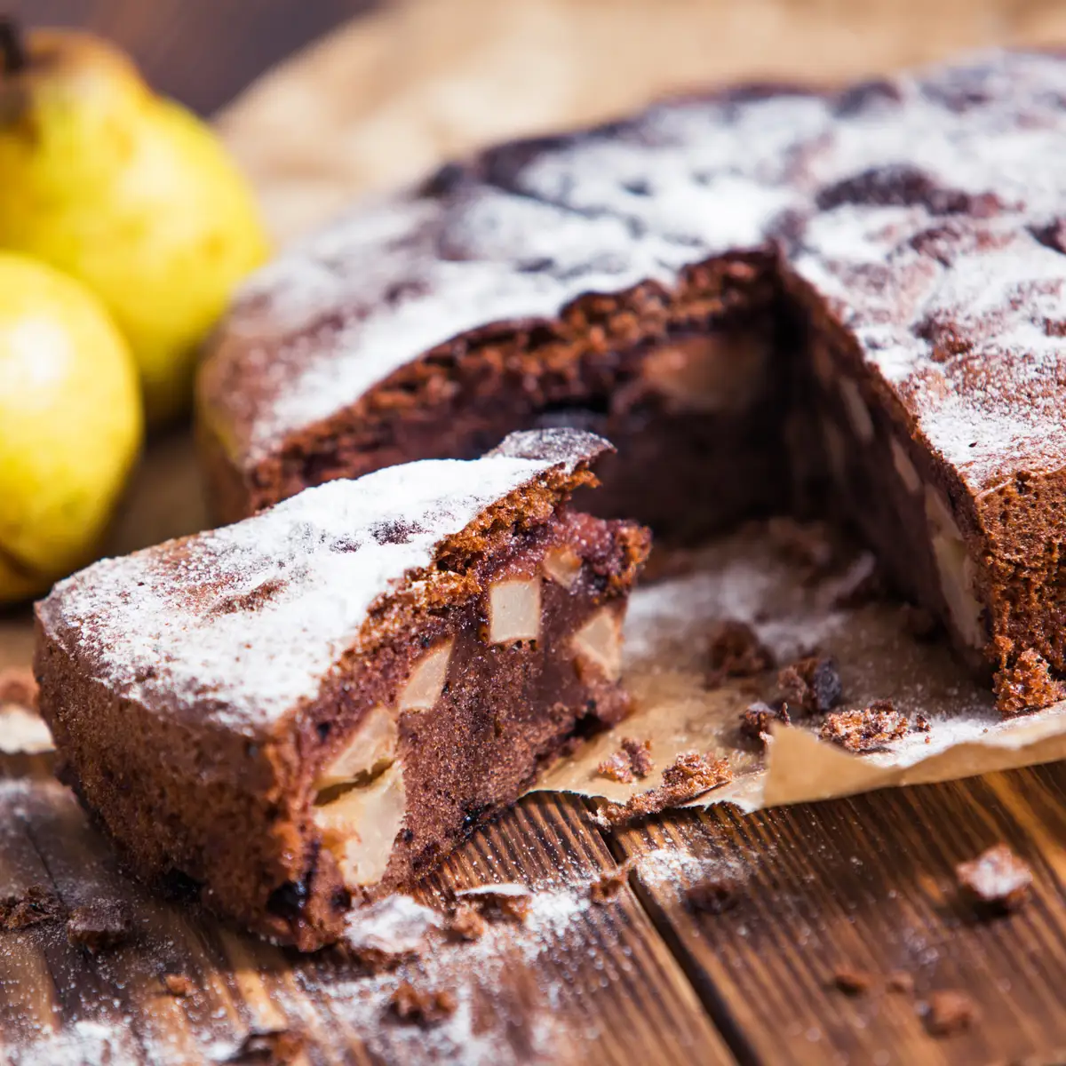 Tarta de chocolate casera con peras y canela iStock 615414714