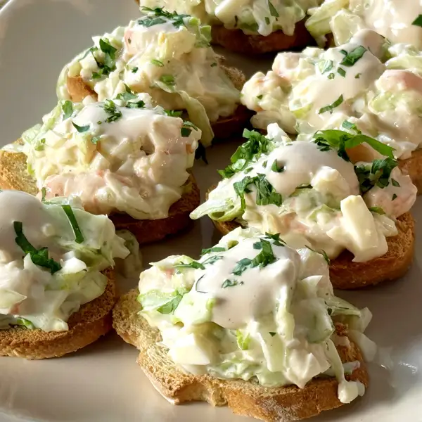 Canapés con langostino, huevo, lechuga y salsa rosa ¡gran sabor con poco esfuerzo! 