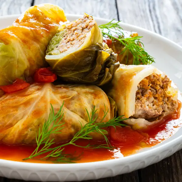 Rollitos de col rellenos de sardinas y atún, un entrante saludable y con pocas calorías (ideal para después de Navidad)