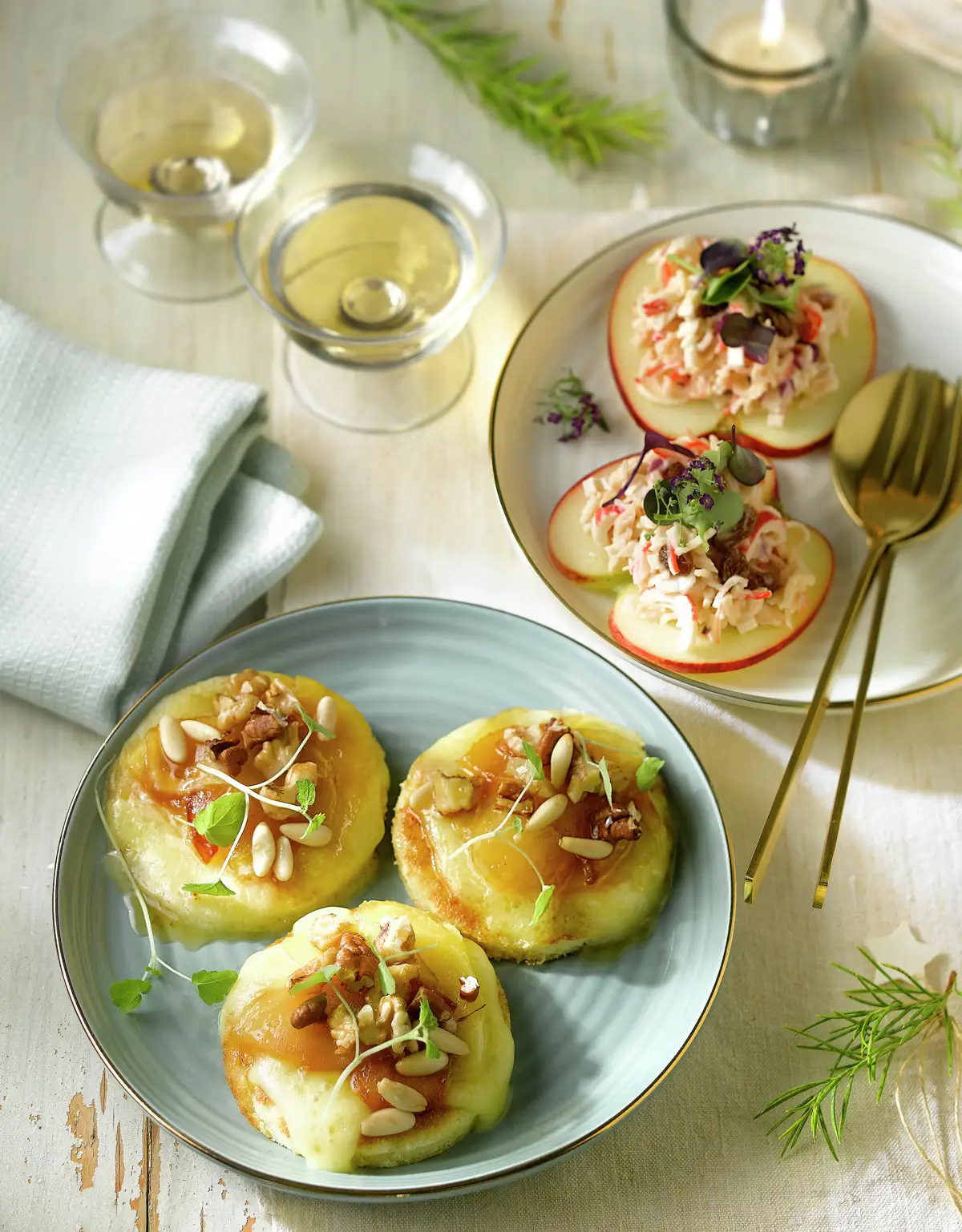 BLINIS CON BRIE, MANZANA Y MIEL Y ENSALADA DE CANGREJO Y BONITO.