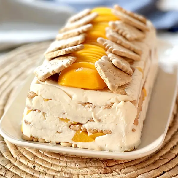 Tarta de melocotón en almíbar, galletas y crema (al microondas)