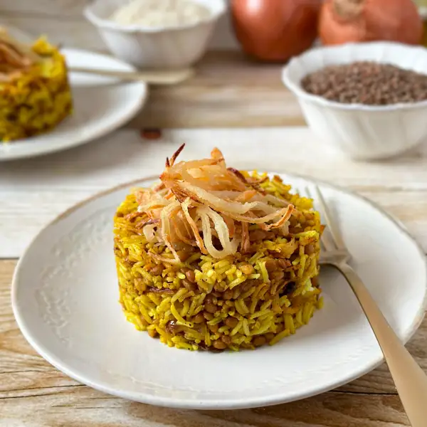 Cuando tengo que hacer una receta fácil y nutritiva, elijo esta: lentejas con arroz y cebolla crujiente (y qué bien queda en la mesa)