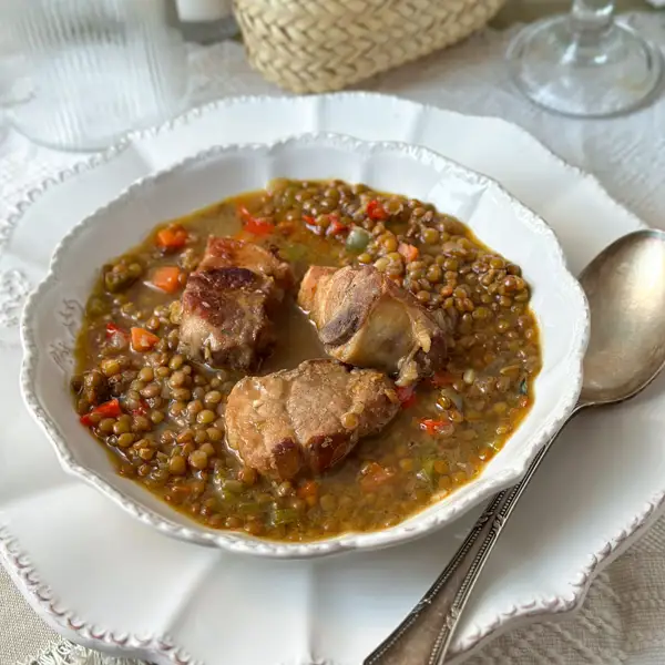 Lentejas estofadas con costillas, una receta fácil, económica y deliciosa. ¡La de toda la vida!