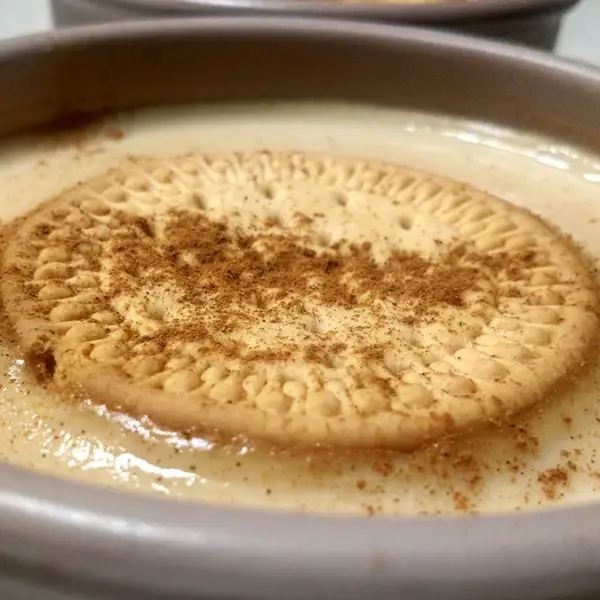 Postre de la abuela sin horno con leche y galletas, fácil y solo ¡en 5 minutos! 