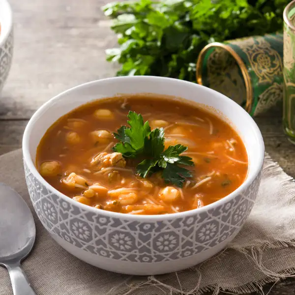 Sopa harira de garbanzos, fideos y pollo, la receta tradicional de la abuela marroquí más reconfortante