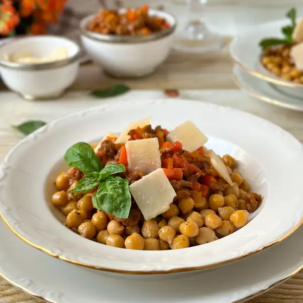 Esta es la receta que reinventa el guiso tradicional: garbanzos a la boloñesa (tu familia te hará la ola)