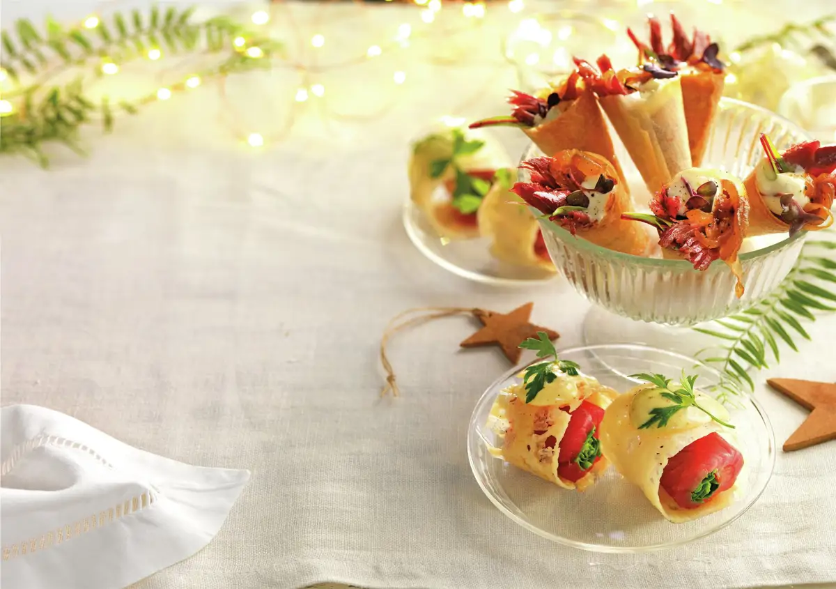 conos_de_filo_con_confit_de_pato_y_cebolla_caramelizada_y_crujientes_de_parmesano_con_carpaccio_de_ternera_y_vinagreta_de_mostaza
