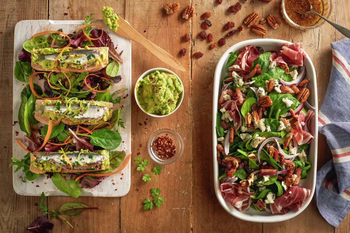 ensalada_de_jamon_espinacas_y_roquefort_y_ensalada_de_sardinas_marinadas_y_guacamole