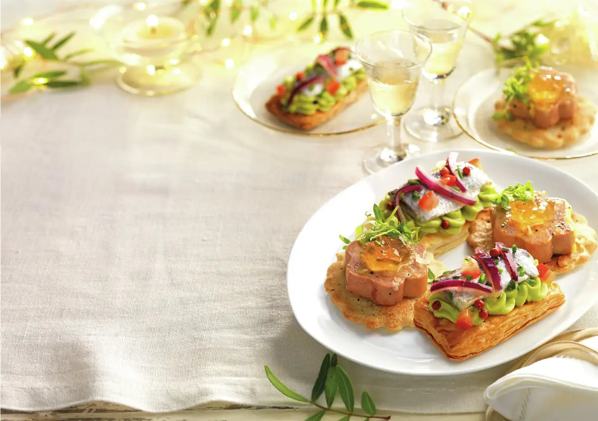 galletas_saladas_caseras_con_foie_micuit_y_gelatina_de_moscatel_y_hojaldres_de_sardina_marinada_con_cebolla_morada_y_guacamole