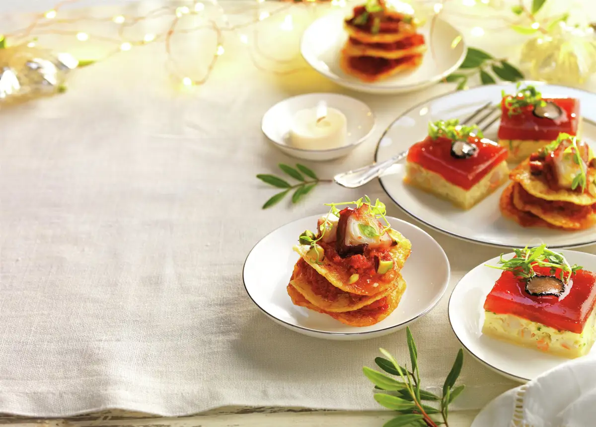 milhojas_de_patata_y_tomate_seco_con_pulpo_y_miniquiches_de_langostinos_y_trufa_con_gelatina_de_tomate