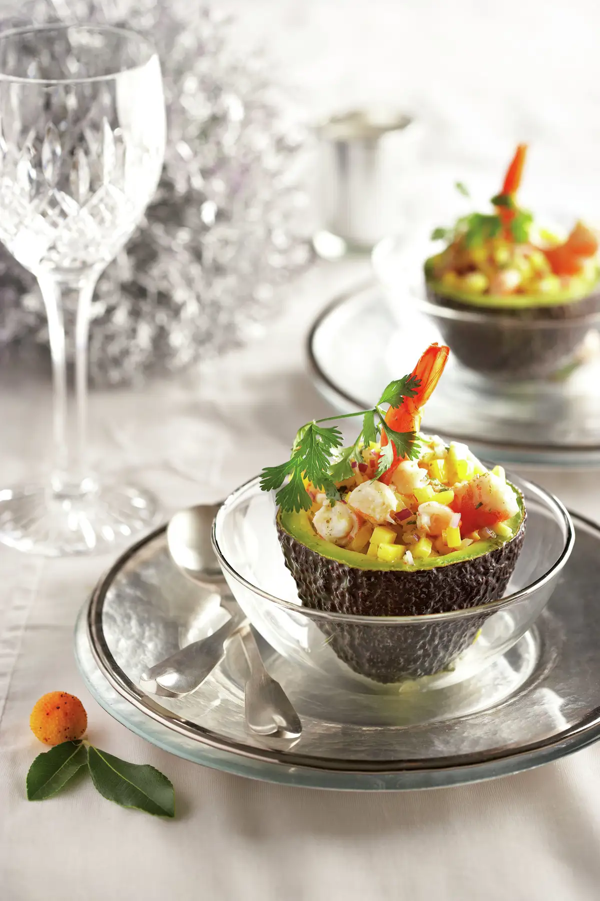 paso_a_paso_para_hacer_aguacates_rellenos_de_langostinos_y_mango_con_salsa_de_cilantro_resultado_final
