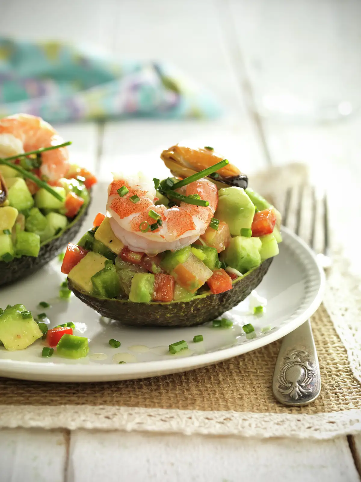 AGUACATE RELLENO DE LANGOSTINOS Y MEJILLONES.