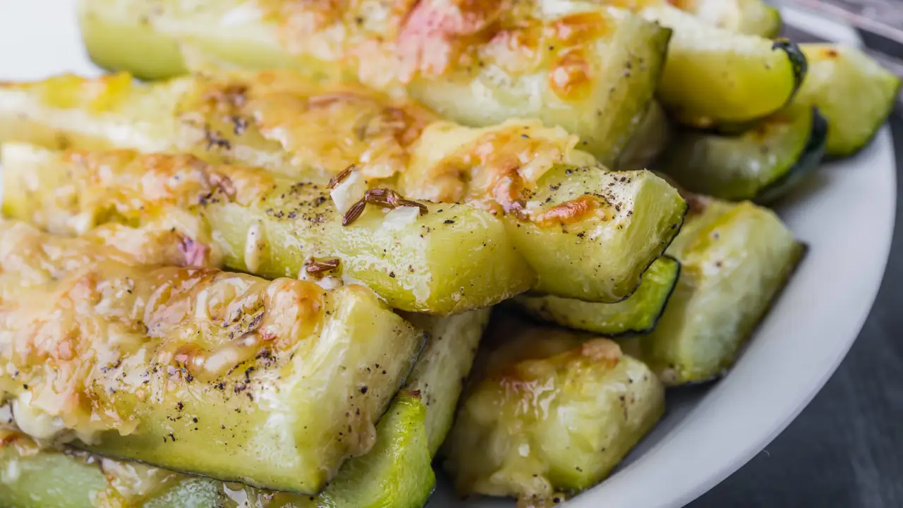 Palitos de calabacín gratinados, la guarnición ligera, crujiente y sabrosa para acompañar a tus platos
