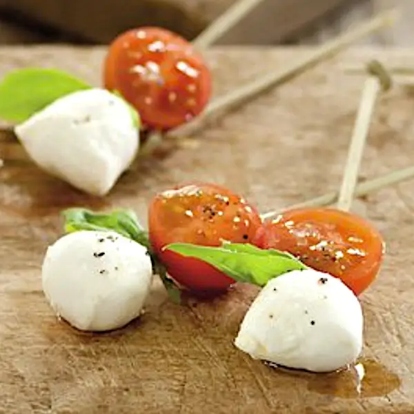 Pinchos caprese de tomates cherry con mozzarella. El aperitivo ligero y saludable que siempre triunfa (y se hace en 2 minutos)