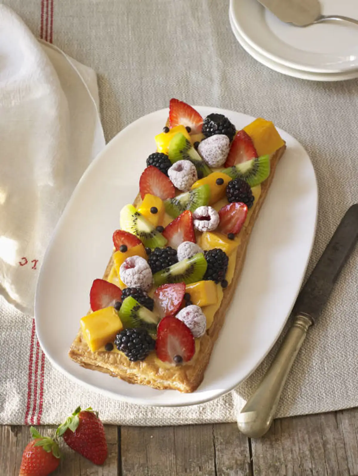 Tarta de hojaldre con crema pastelera y frutas