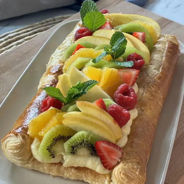 Tarta de hojaldre con crema pastelera y frutas, la receta clásica en su versión más fácil