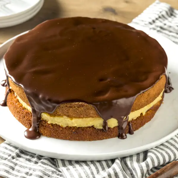 Tarta Boston de bizcocho esponjoso, crema y chocolate (receta fácil aunque no lo parezca)