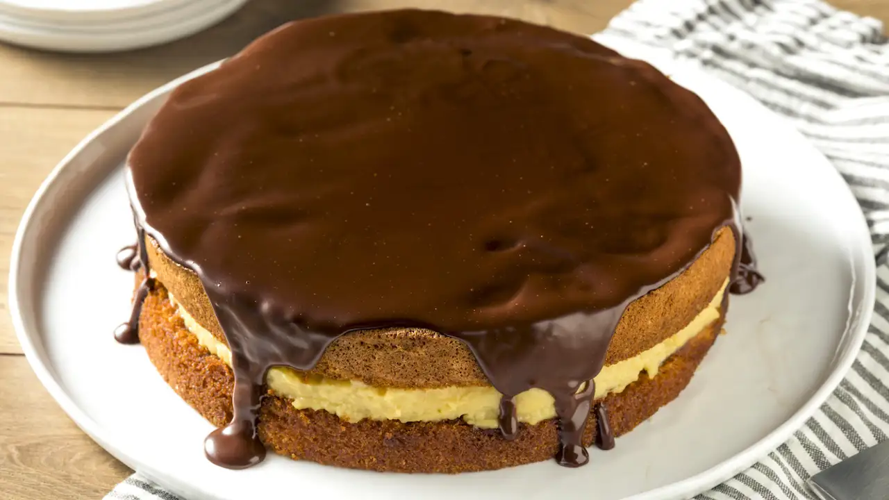 Tarta Boston de bizcocho esponjoso, crema y chocolate (receta fácil aunque no lo parezca)