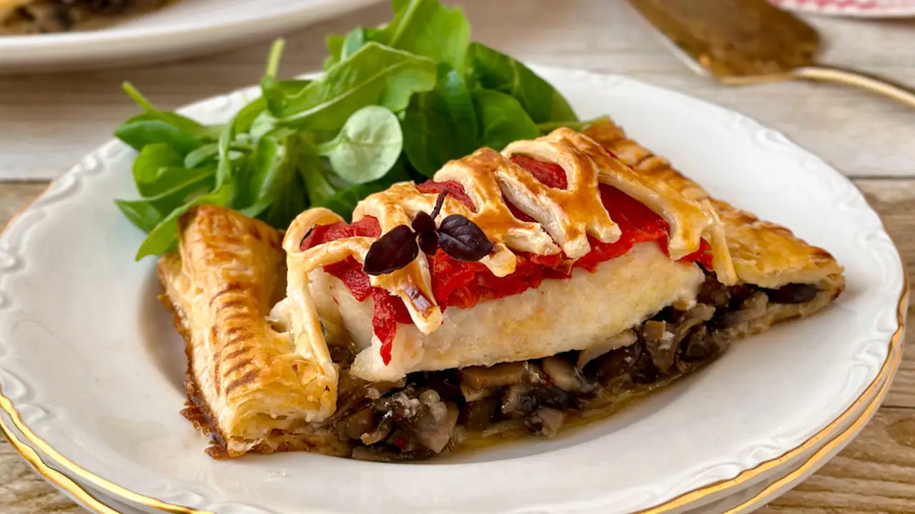 Hojaldre de merluza y pimientos asados, una receta de pescado fácil para triunfar (también con merluza congelada)