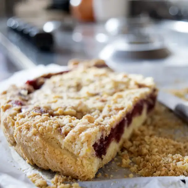 Sbriciolata de fresa, tarta fácil de la abuela italiana (con pocos ingredientes)