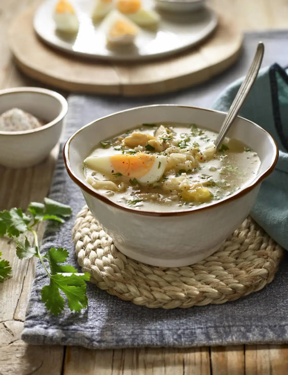 Caldo de pollo casero con fideos y huevo