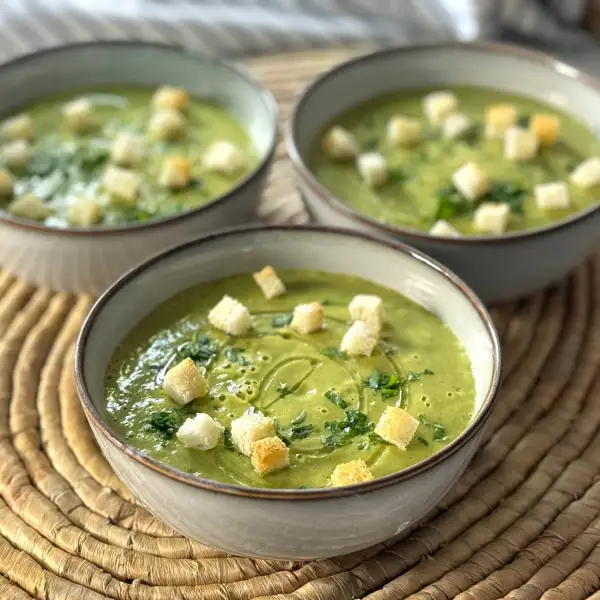 Crema de brócoli al microondas llena de sabor. ¡Solo en 15 minutos!