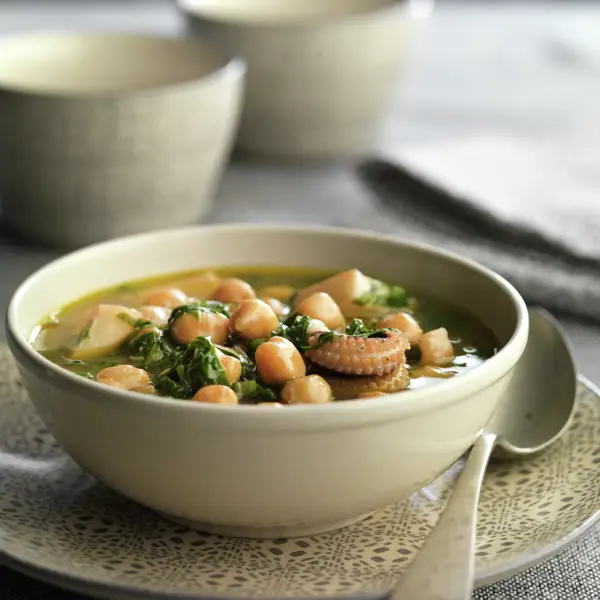 Acelgas con sepia y garbanzos: el plato de cuchara más sabroso para días de frío