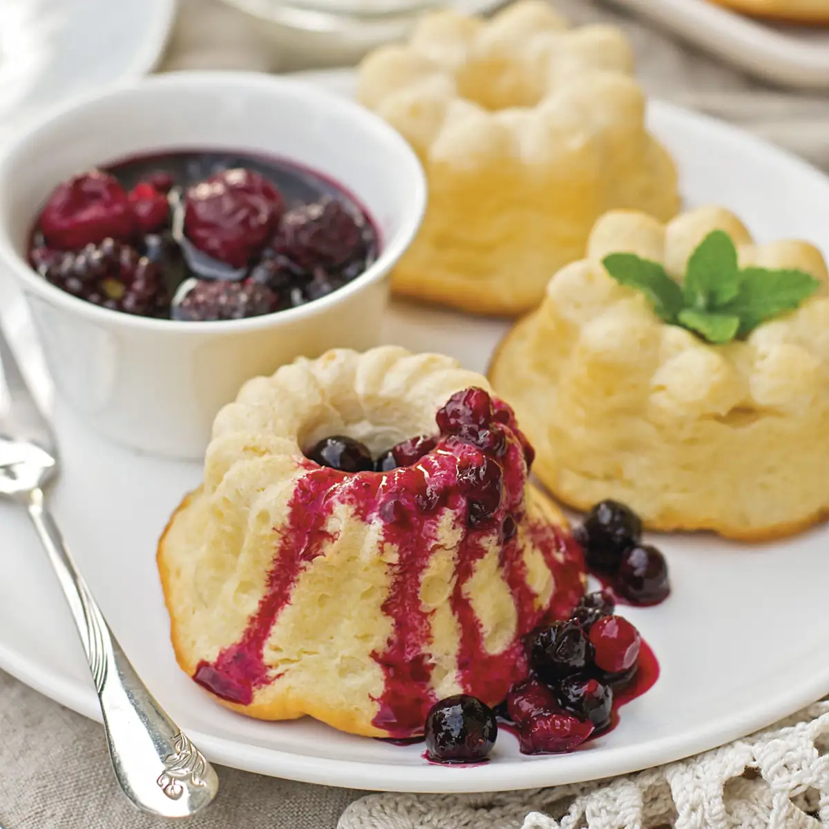 Pastel de ricota con coulis de frutas rojas