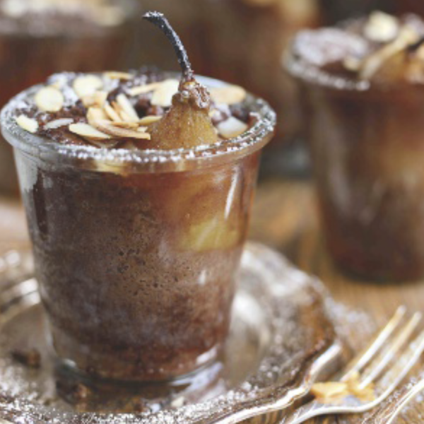 Bizcochitos de chocolate y pera en vaso, un postre sofisticado y fácil de preparar (sin desmoldar)