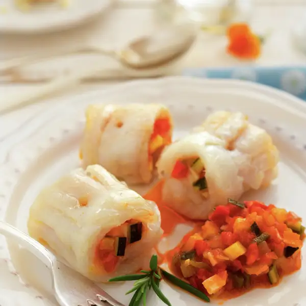 Los rollitos saludables que te solucionan la cena: de bacalao con pisto (y qué bien quedan en la mesa)