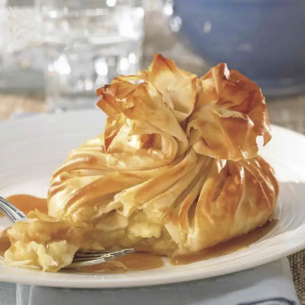 Desde que descubrí la pasta filo, me encanta hacer postres con ella, como estos saquitos crujientes de manzana